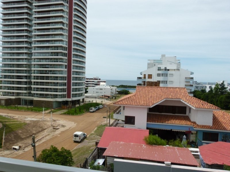 Departamento venta y alquiler en Edificio Chronos de Punta del Este, a pasos de la Playa Brava.
